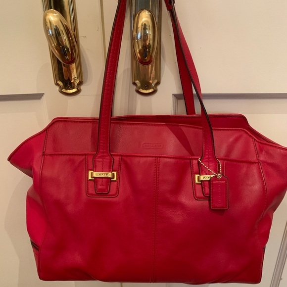 Coach Handbags - ❤️COACH❤️LEATHER CARRYALL. GORGEOUS!!!